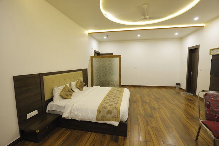 Room 9 of 21