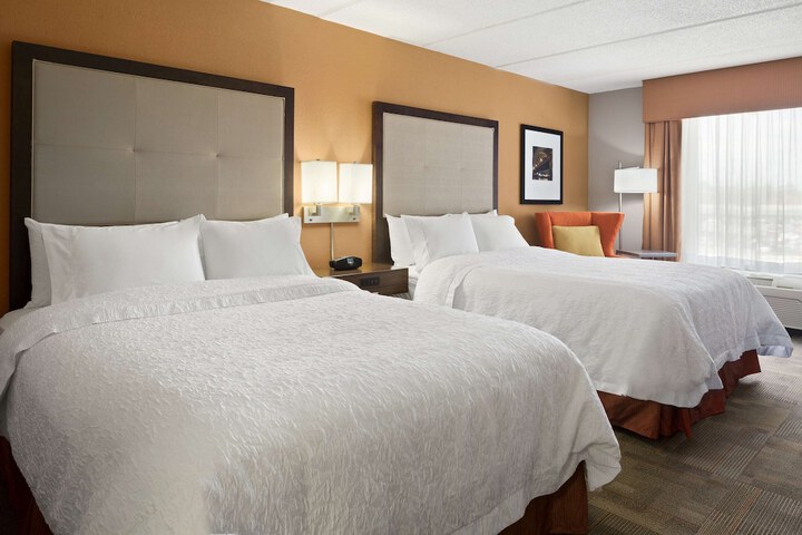 2 Queen Beds (2 of 9)