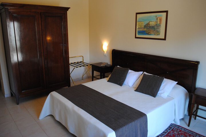 Room 4 of 16