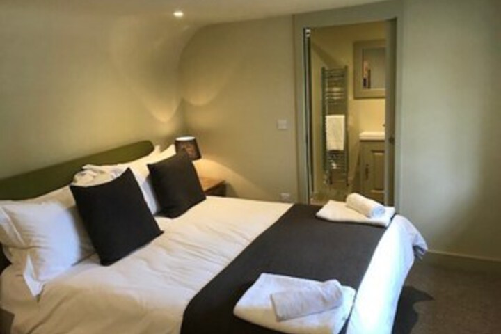 Room 8 of 14