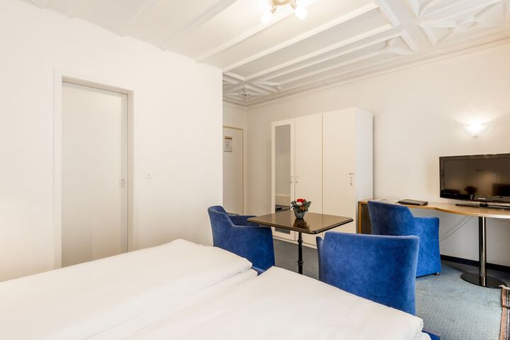 Room 33 of 110