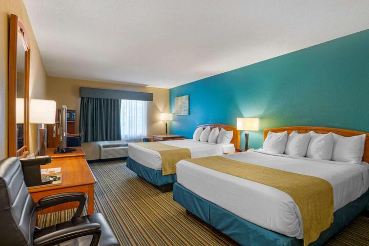 2 Queen Beds Microwave and Refrigerator WiFi Full Breakfast (5 of 7)