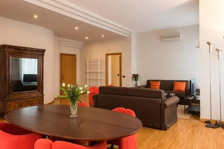Room 2 of 10