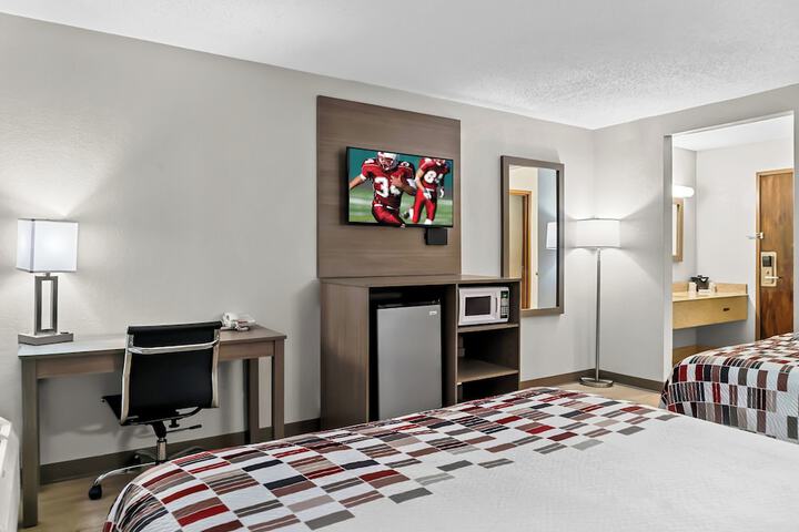 Studio 2 Queen Beds (7 of 10)