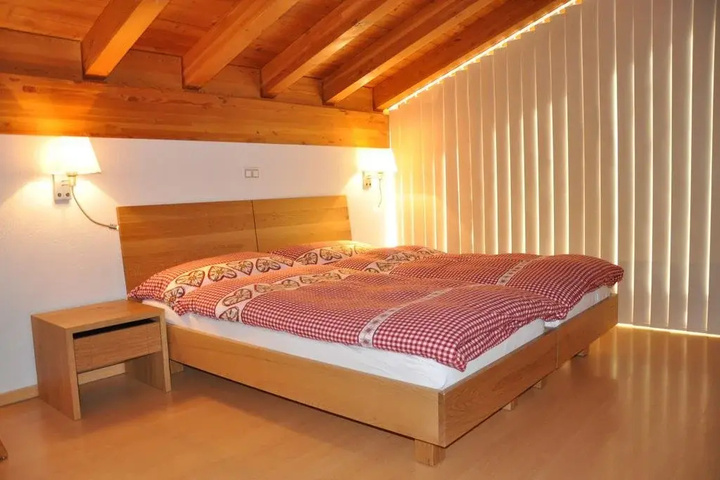 Room 4 of 10