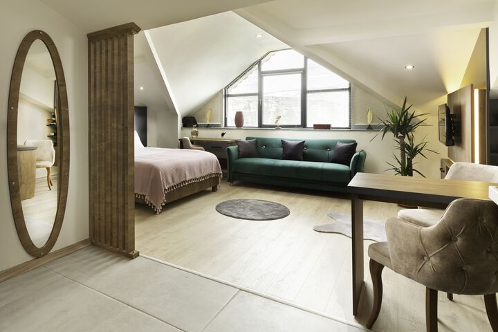 Room 8 of 16