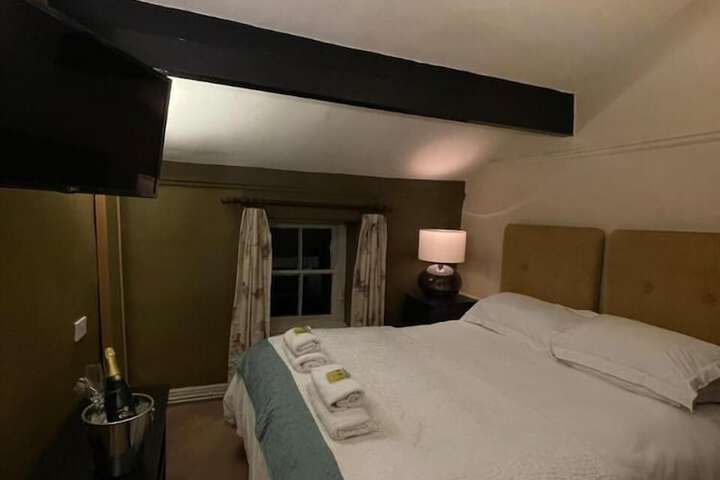 Room 11 of 33