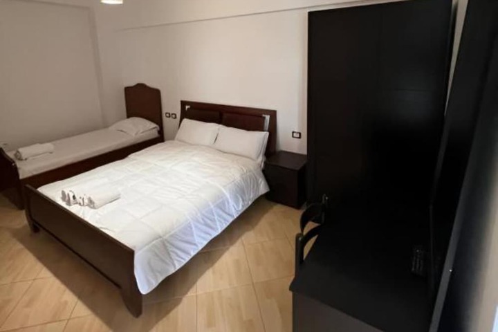 Room 5 of 100