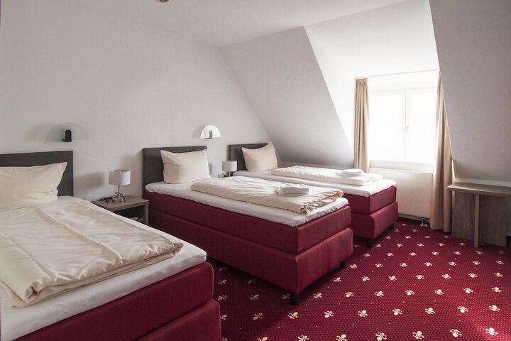 Room 6 of 33
