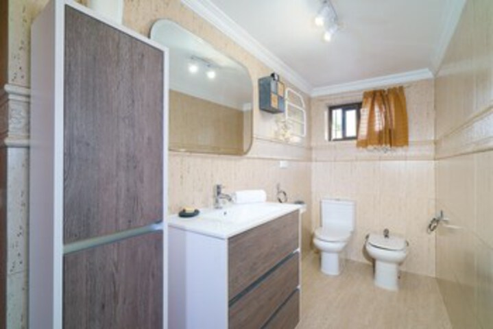 Room 2 of 33