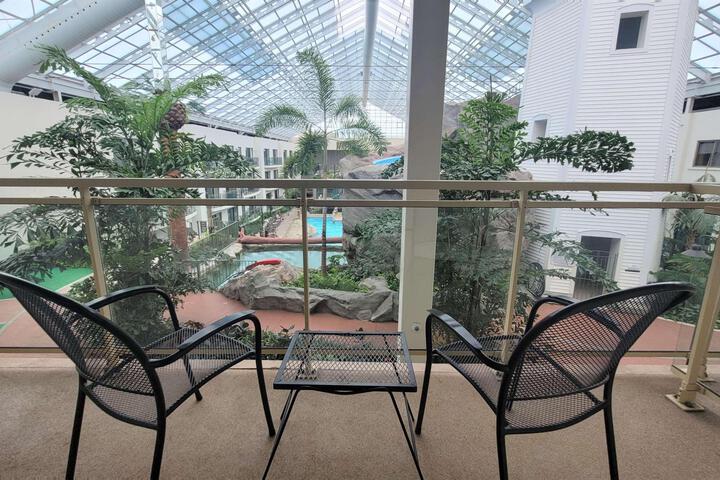 2 Queen Beds West Wing Patio Atrium View Microwave, Refrigerator WiFi (27 of 32)