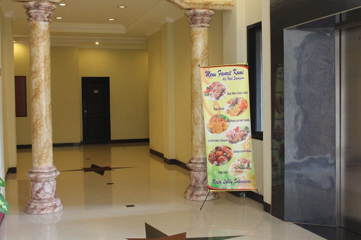 Ballroom/Hall 21 of 25