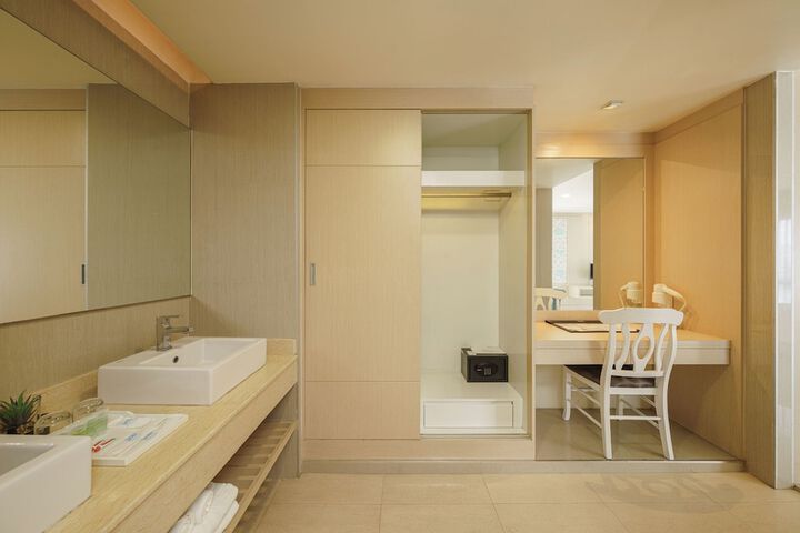 Room 25 of 32
