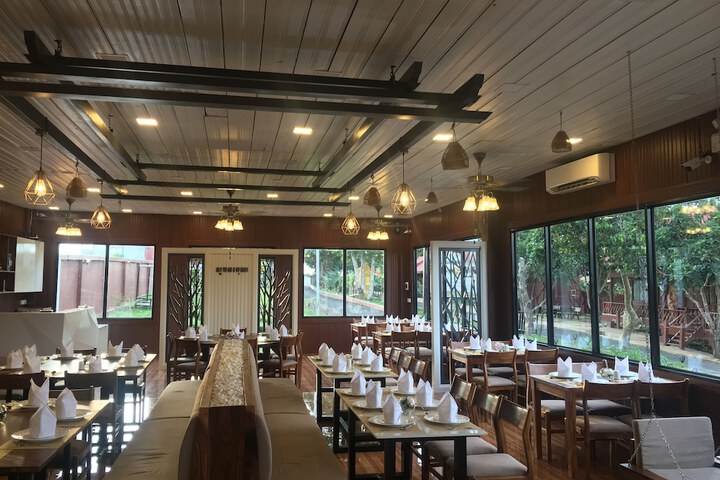 Dining 16 of 24