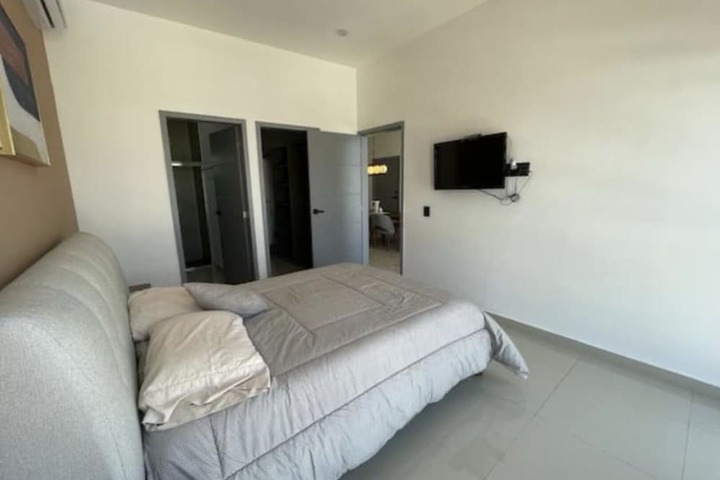 Room 10 of 99
