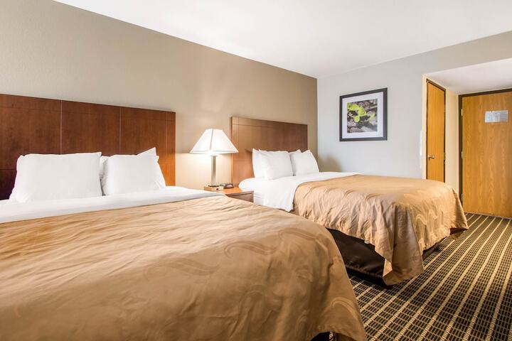 1 Queen Bed (15 of 18)