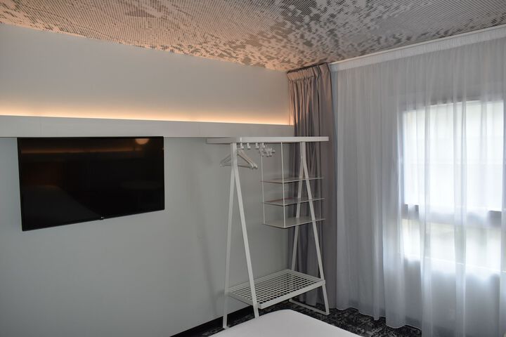 Room 8 of 66