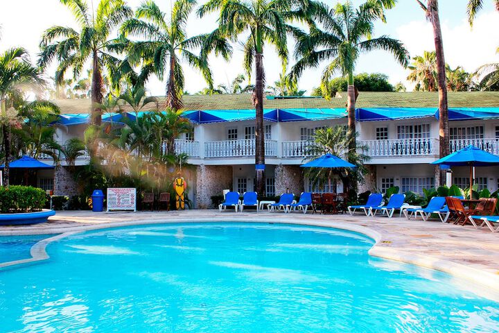 Hotel Pool