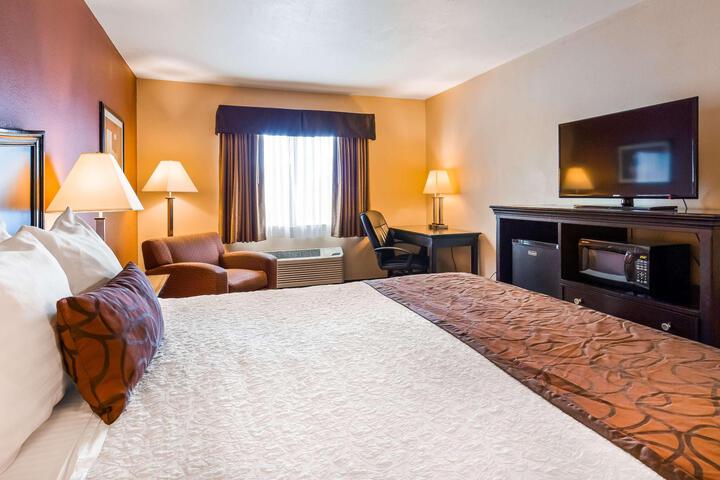 1 King Bed Microwave and Refrigerator Full Breakfast (9 of 10)
