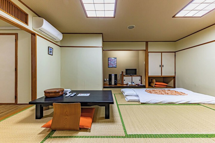 Room 12 of 106