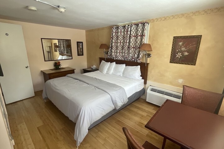 1 King Bed (11 of 18)
