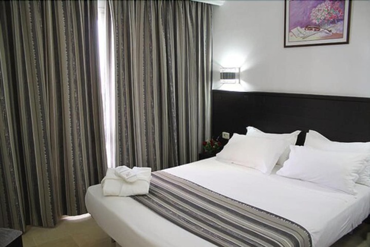 Room 9 of 30