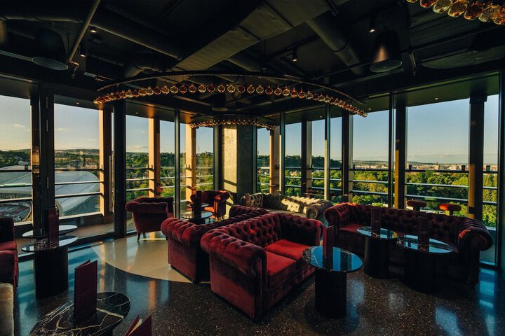 Lounge 118 of 166