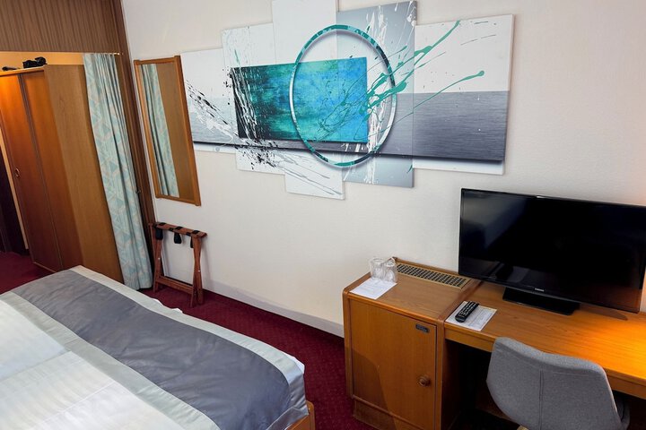 Room 10 of 32