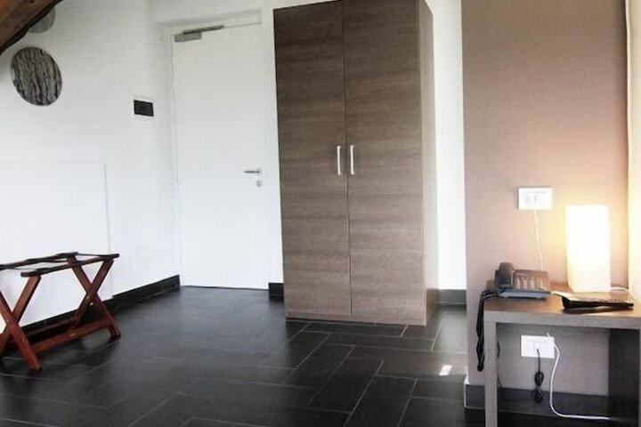 Room 9 of 31