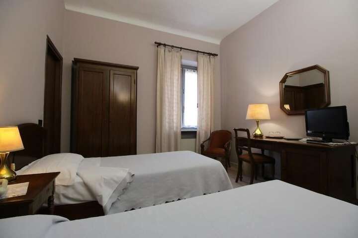 Room 2 of 10