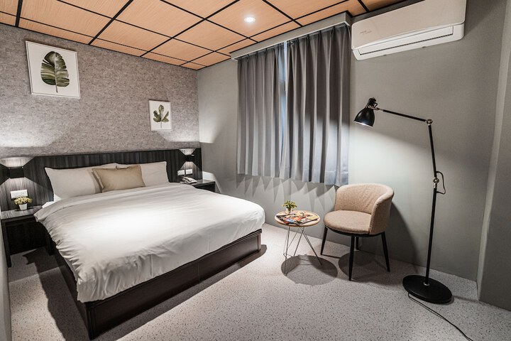 Room 9 of 42