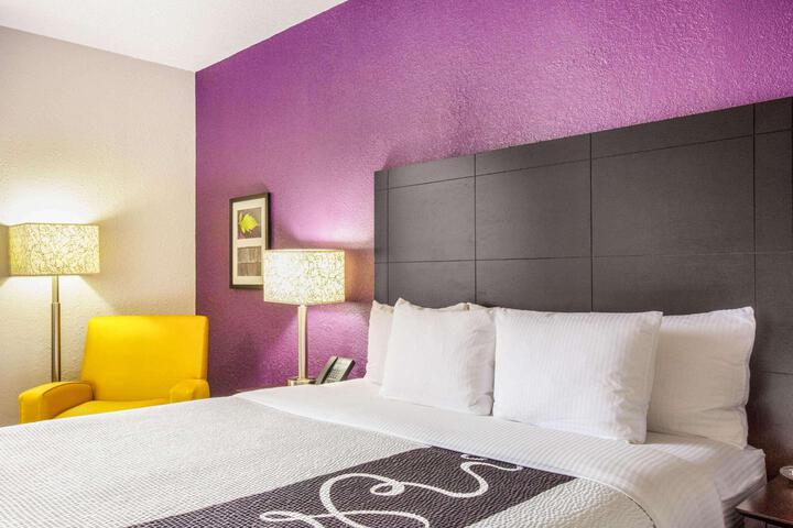 1 Queen Bed Mobility Hearing Impaired Accessible Room (2 of 6)