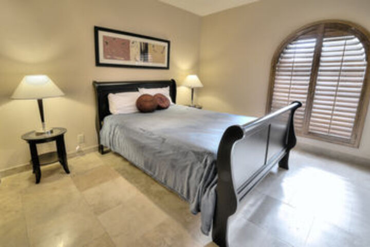 Room 8 of 17
