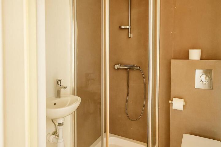 Room 5 of 10