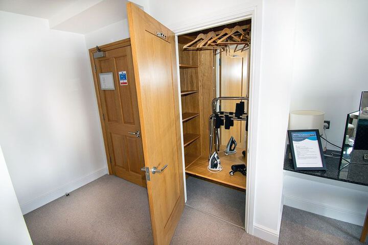 Room 52 of 283