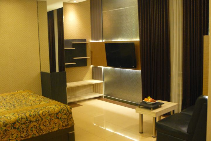 Room 6 of 28