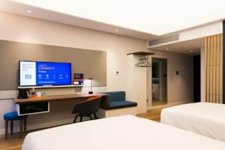 Room 2 of 67