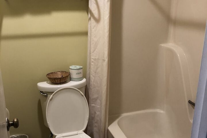 1 King Bed - Free WiFi, Microwave Minfridge Cable TV HBO Free Local (3 of 7)