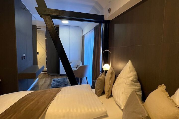 Room 2 of 6