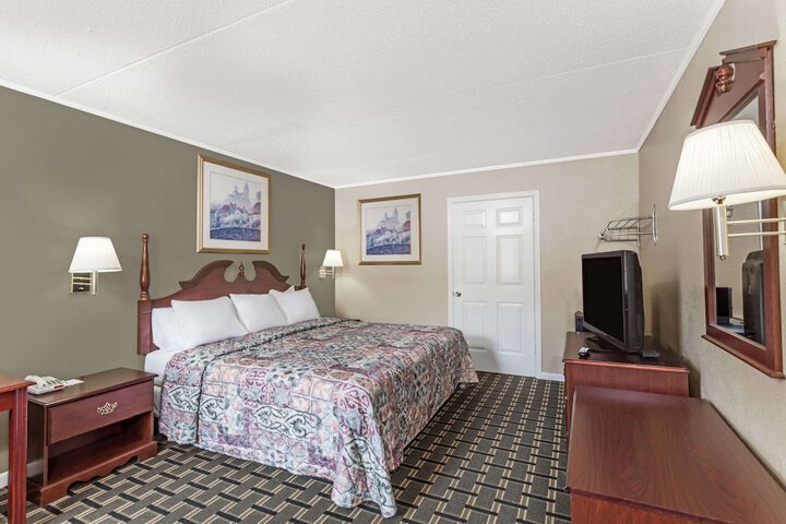 1 King Bed (4 of 7)