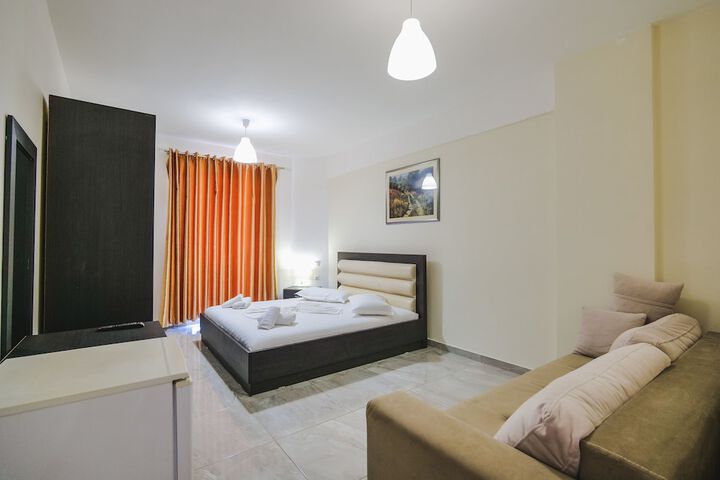 Room 6 of 84