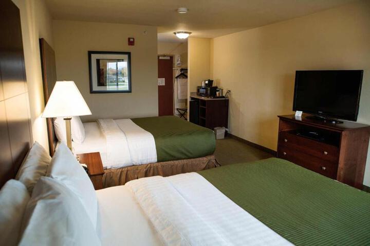 Guest Room 2 Queen Beds (7 of 11)