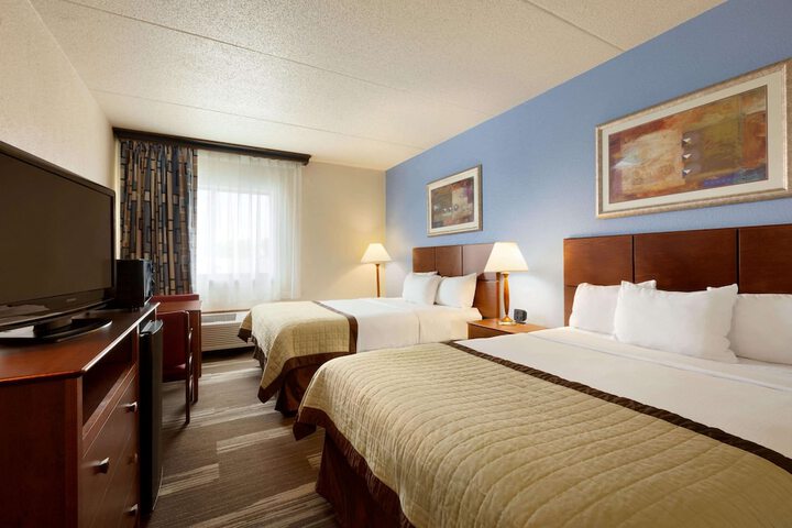 1 Queen Bed (9 of 10)