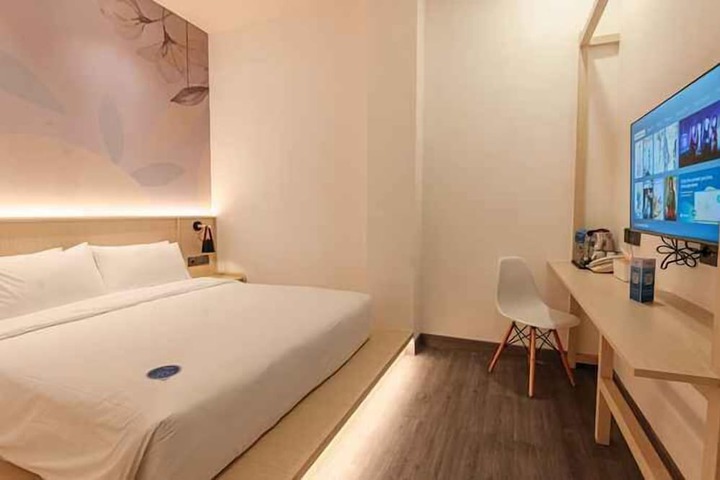 Room 14 of 24