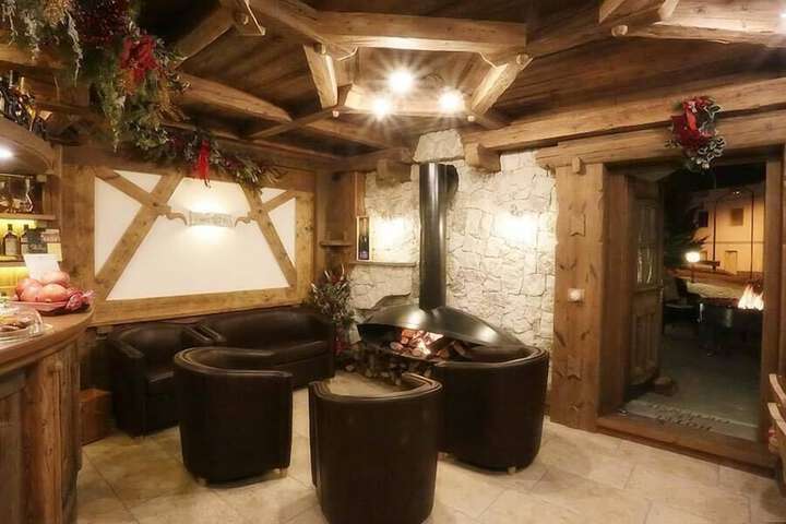 Lounge 48 of 77