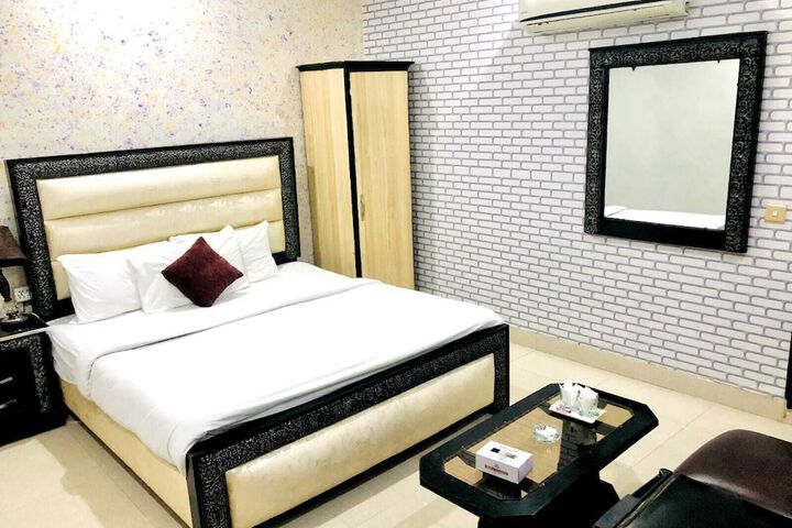 Room 6 of 10