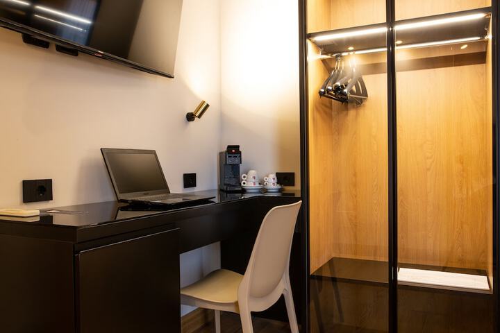 Room 49 of 233