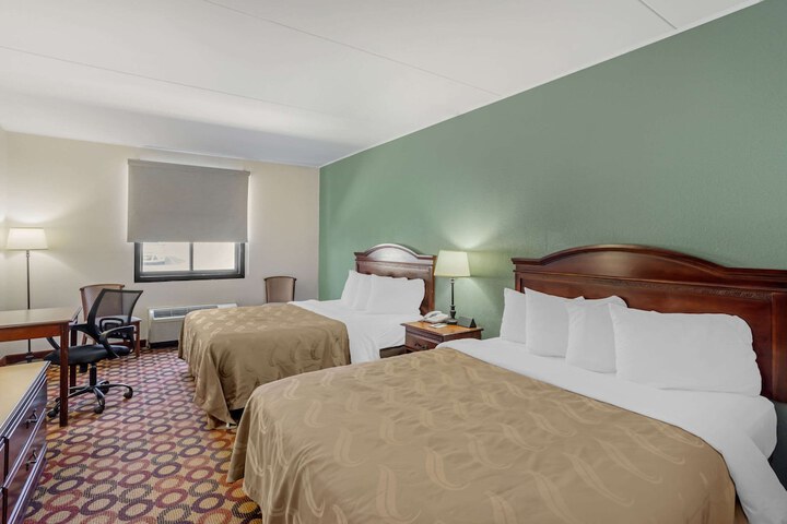 2 Queen Beds (7 of 9)