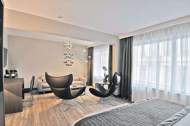 Room 32 of 46