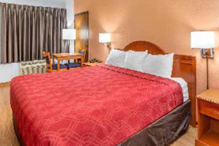 1 King Bed (8 of 10)